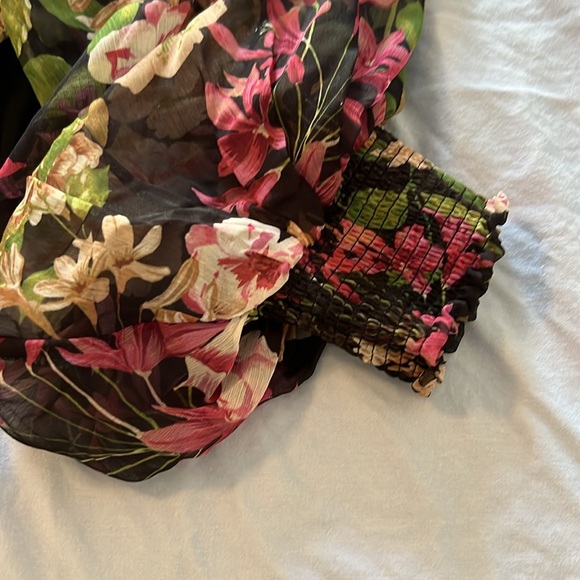 Floral bodysuit with sheer sleeves and v neck. Size S - Picture 5 of 5